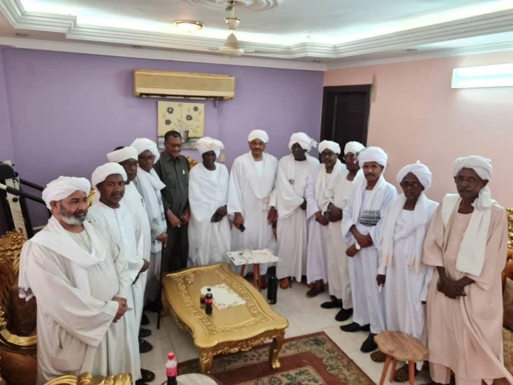 لقاء وفد الصلح الأهلي بالسيد مبارك الفاضل – الخرطوم، لقاء جمع المستشار الطيب مضوي شيقوق بالسيد مبارك الفاضل وأعضاء وفد الصلح الأهلي لمنطقة سيرو جنوب سنجة، في إطار المساعي الرامية إلى تعزيز التعايش والسلام الاجتماعي بالمنطقة.