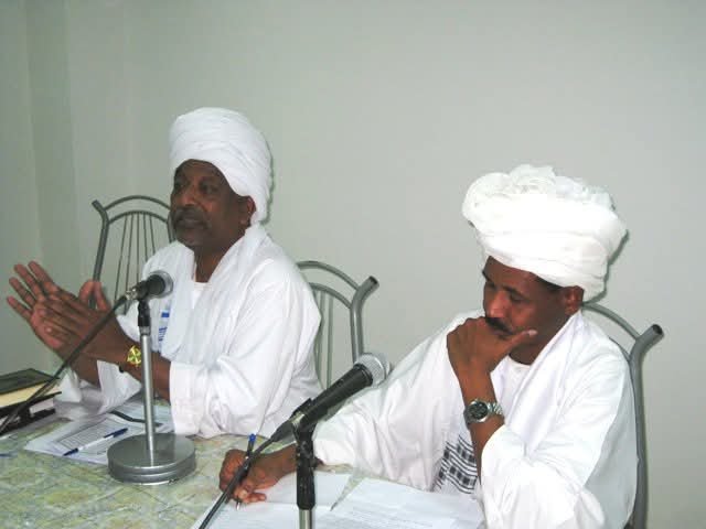 لقطة توثيقية من محاضرة أُقيمت بنادي الجالية السودانية في مسقط حول الصيرفة الإسلامية، برفقة المرحوم الأمين الحافظ، المحامي والمستشار القانوني بمكتب تدنتوز. مناسبة جمعت بين المعرفة القانونية والمالية والحوار حول مبادئ وتجارب العمل المصرفي الإسلامي.